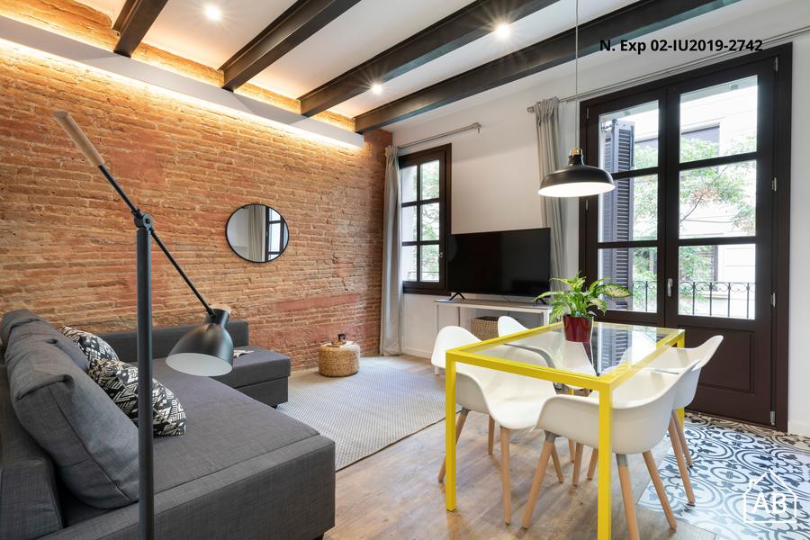 AB Eixample Batllo - Bright and spacious two-bedroom apartment with balcony next to Hospital Clínic - AB Apartment Barcelona